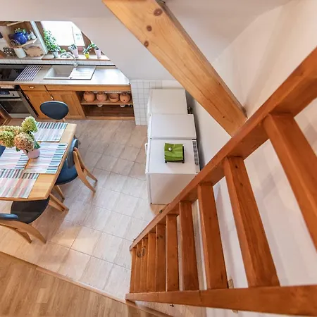 Romantické V Podkroví Ideálne Pre Páry Alebo Rodinku-self Check Bratislava